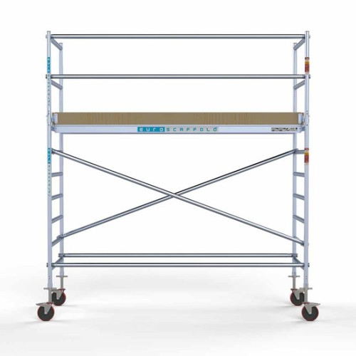 <p>Esta torre de andamio con plataforma ligera de carbono tiene un ancho de 90 cm, un largo de 305 cm y una altura de trabajo de 4,2 m. El andamio fácil de usar, hecho de aluminio de alta calidad, se puede montar o desmontar en cinco minutos. El and <p>Esta torre de andamio con plataforma ligera de carbono tiene un ancho de 90 cm, un largo de 305 cm y una altura de trabajo de 4,2 m. El andamio fácil de usar, hecho de aluminio de alta calidad, se puede montar o desmontar en cinco minutos. El and